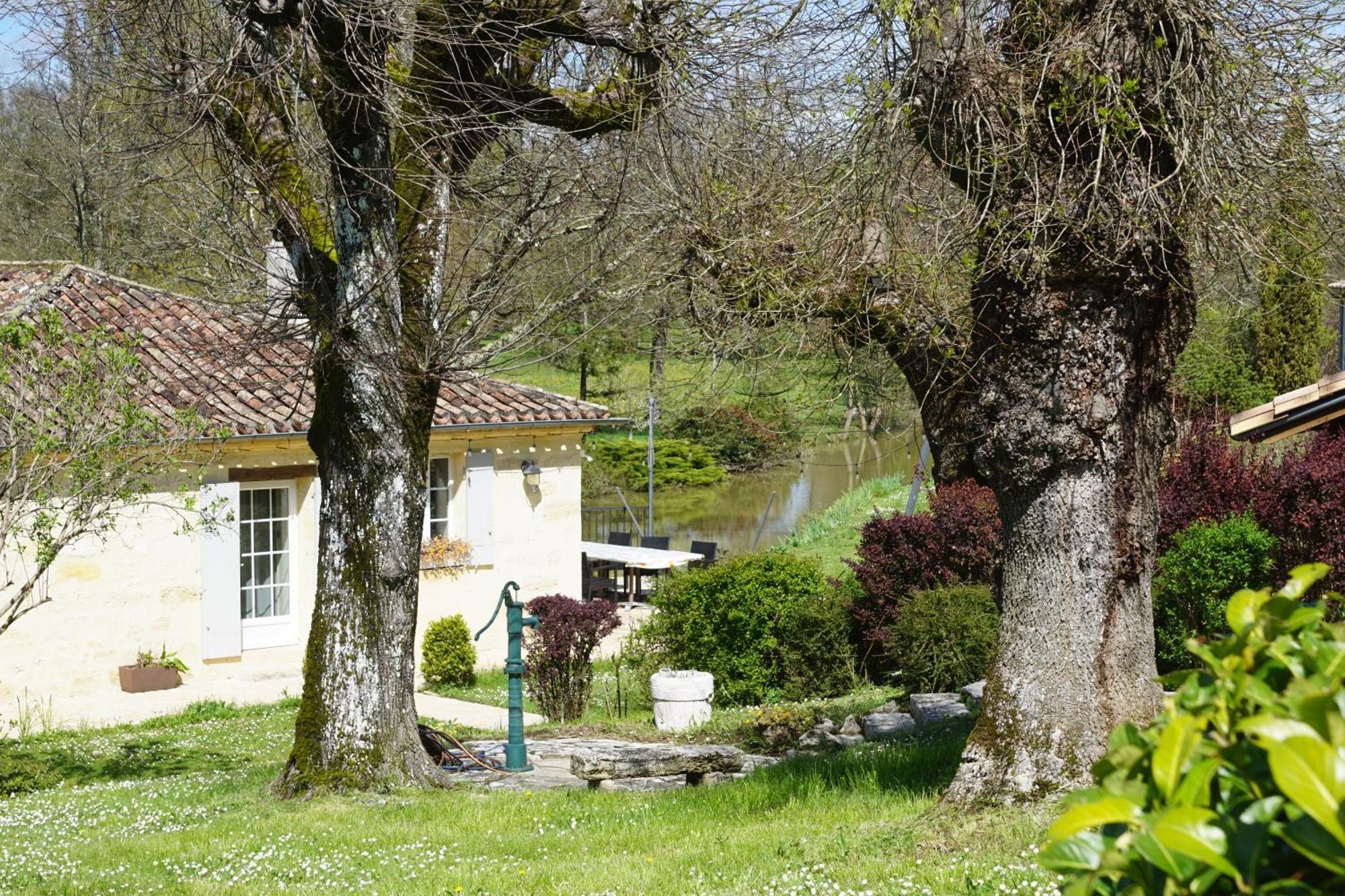 Moulin Notre Dame Hotel Saint-Genès-de-Castillon Екстериор снимка
